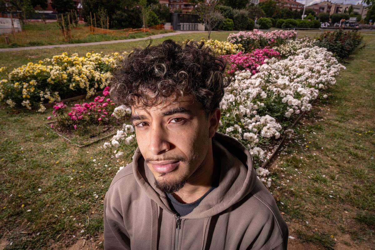Barcelona, 15/04/2026 Sociedad. Retrato de Mohamed Souri, marroquí que está a la espera de que se acepte a trámite su solicitud de regularización extraordinaria. AUTOR: MANU MITRU