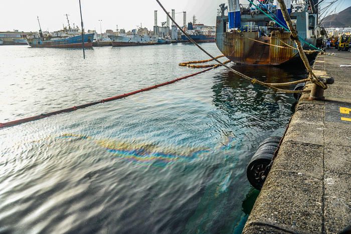 VERTIDO DE FUEL EN EL PUERTO