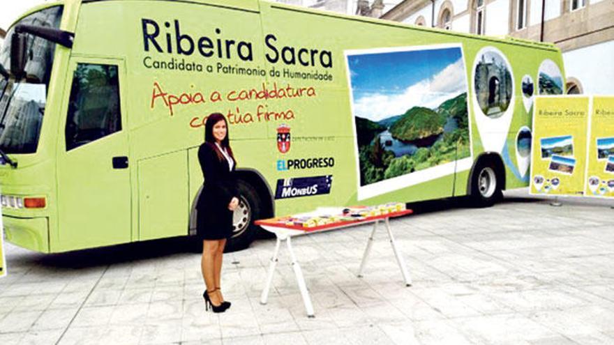 Autobús promocional de la candidatura de Ribeira Sacra para recoger firmas de apoyo, en 2013. // FdV
