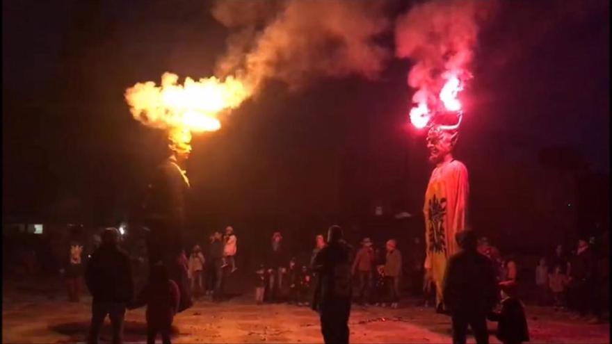 Ball dels Gegants Diables al Correfoc infantil de Sant Vicenç