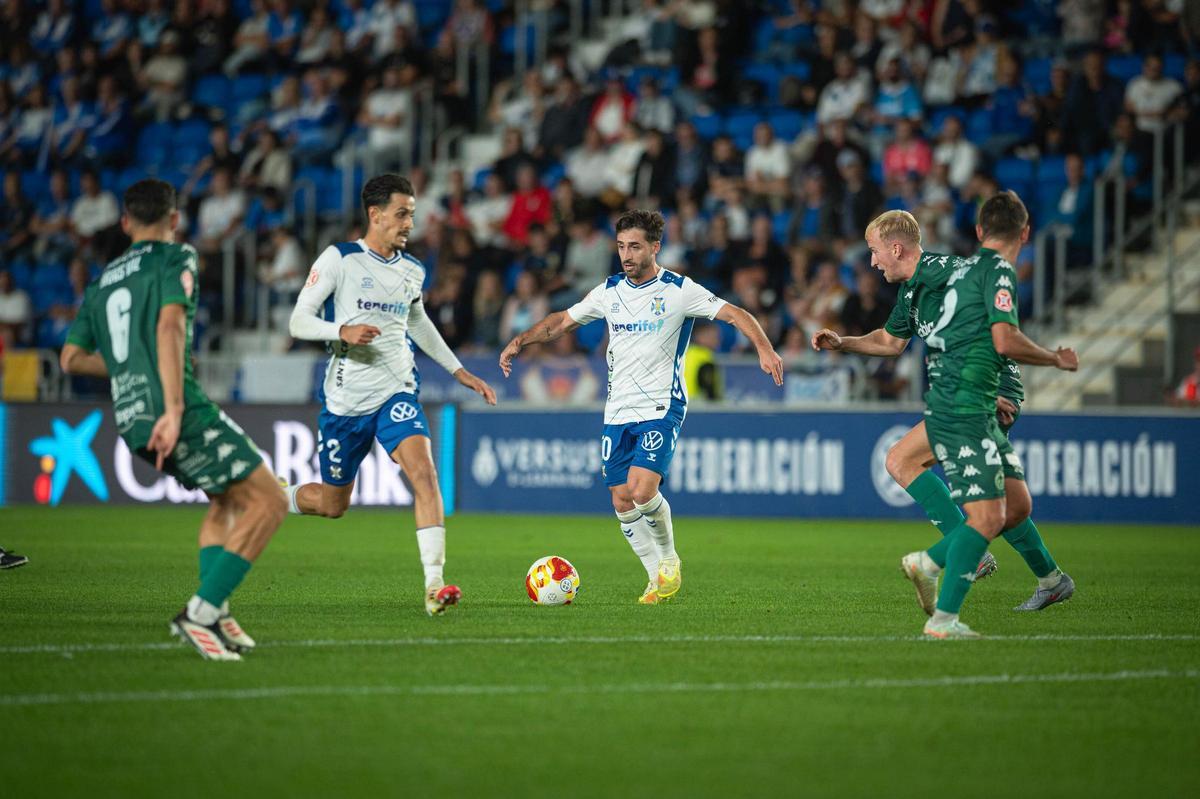 Nacho Gil (con el balón) y David Rodríguez se cruzan en el campo durante el partido contra el Arenteiro.