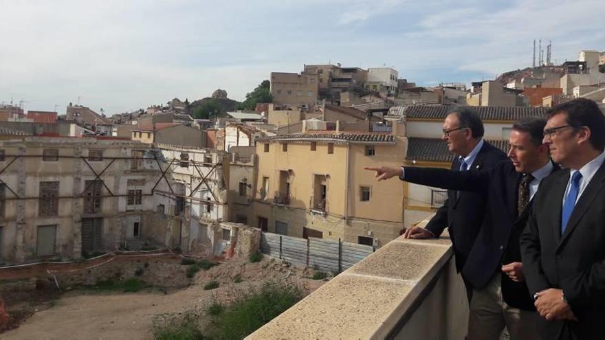 El alcalde de Lorca observa el solar donde se va a construir el Palacio de Justicia junto a los diputados Javier Ruano y Pérez.