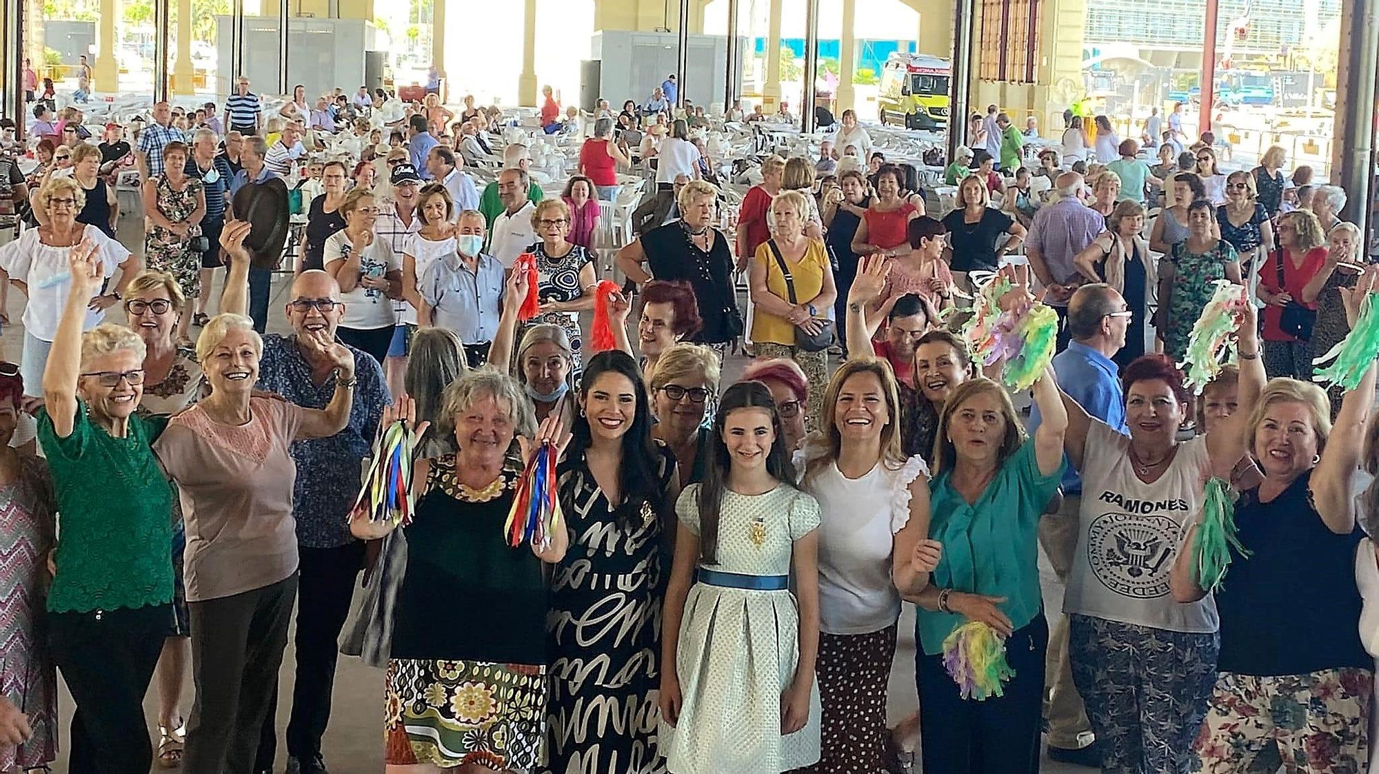 Carmen y Nerea acompañan a los "iaios" de València en su fiesta grande