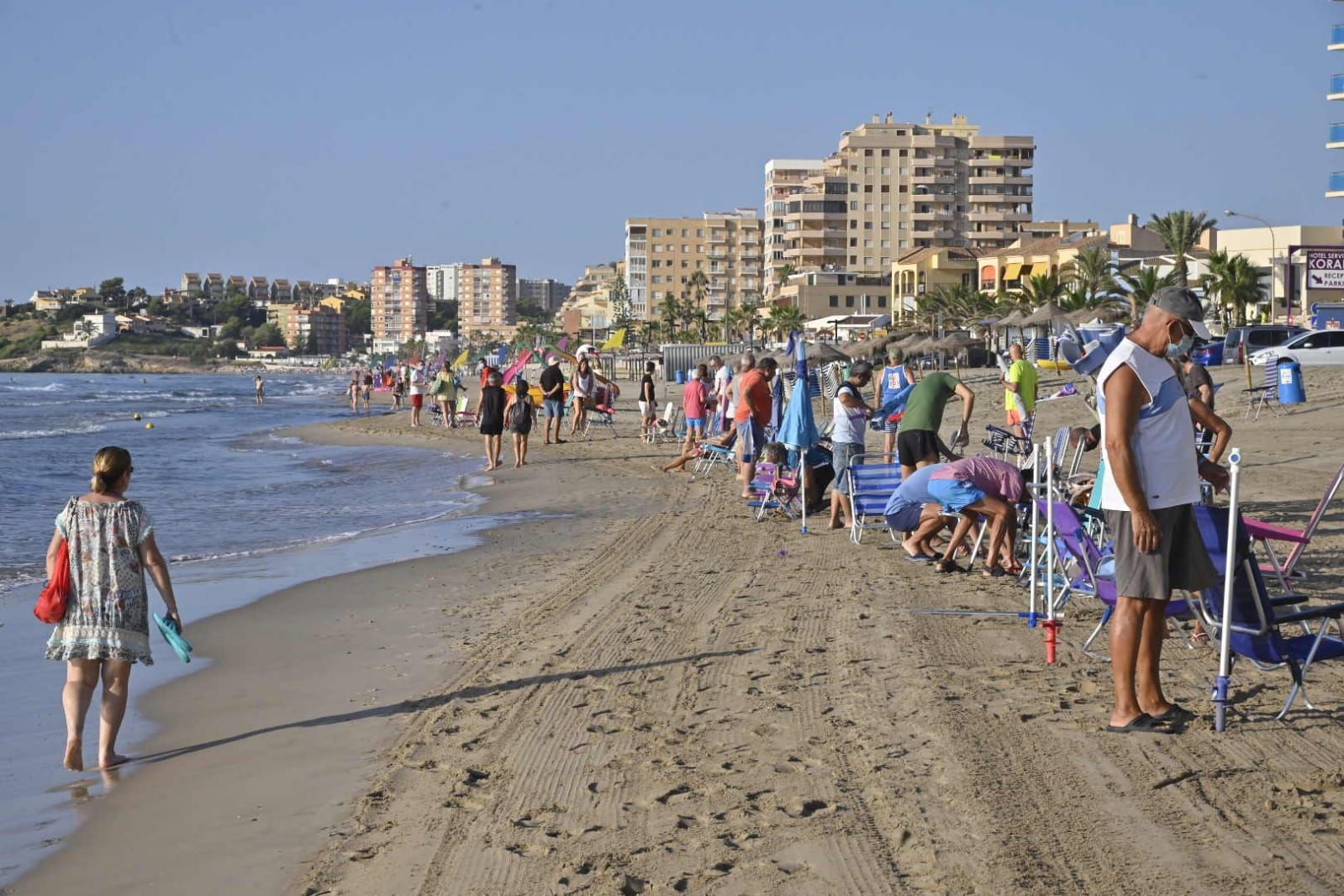 Los agentes actúan para evitar que los usuarios reserven primera línea de playa con las sombrillas