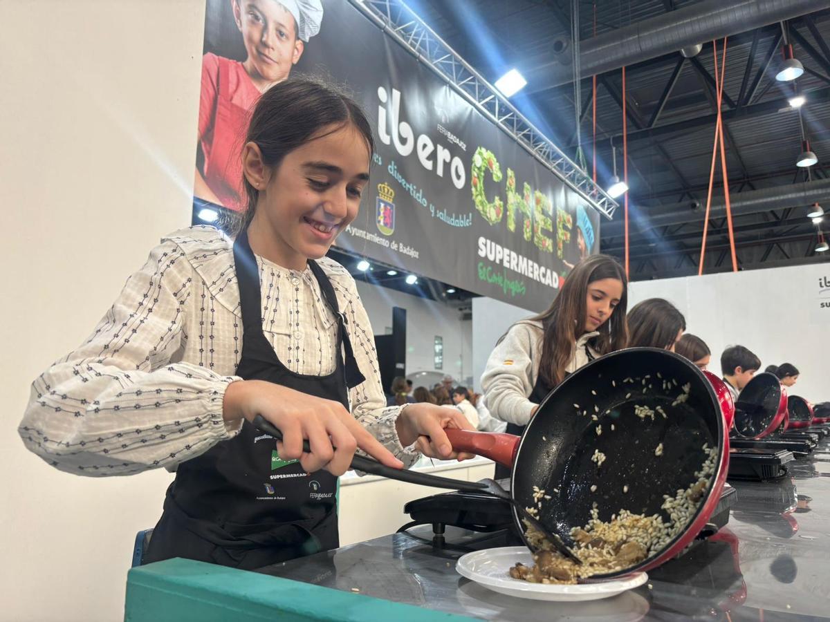 Una niña cocina rissotto en el taller de Iberochef en Badajoz.