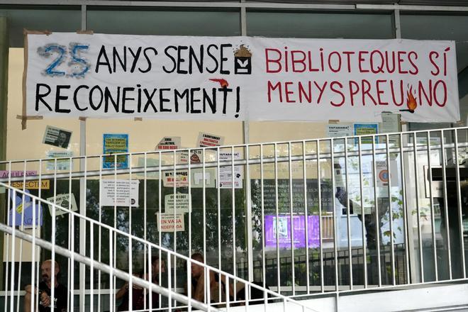 Junts, BComú y ERC fuerzan un pleno extraordinario para exigir a Collboni que resuelva el conflicto de las bibliotecas