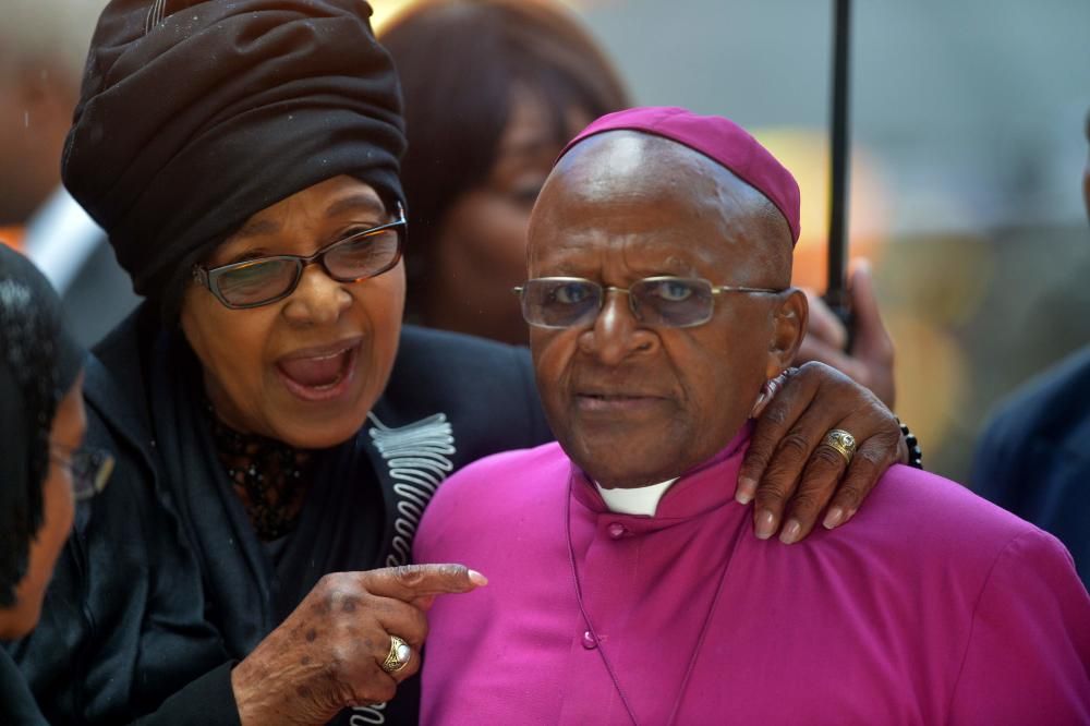 Winnie Mandela con Desmond Tutu en 2103. AFP PHOTO / ALEXANDER JOE