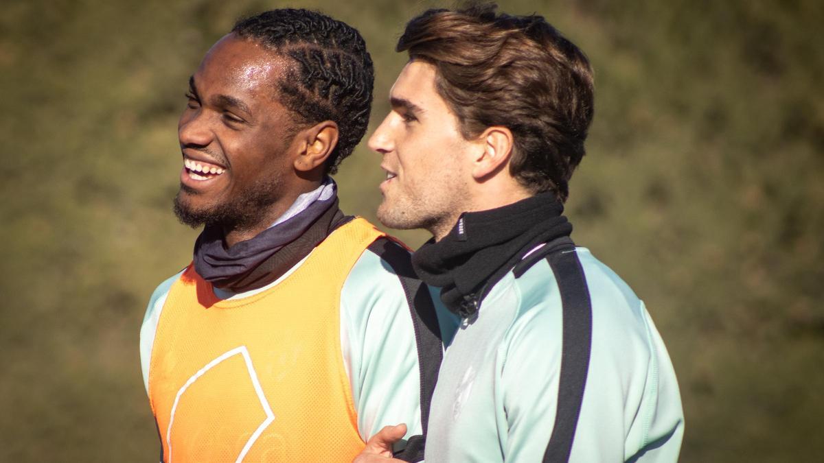 Álex Balboa y Javi Martínez, sonrientes en un entrenamiento del Huesca.