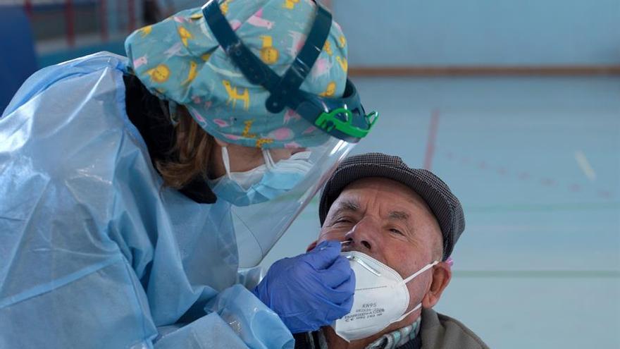 Sanitaria realiza PCR a un paciente.