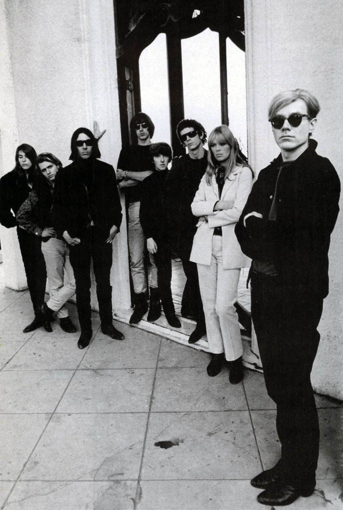 La banda posando junto con Andy Warhol.