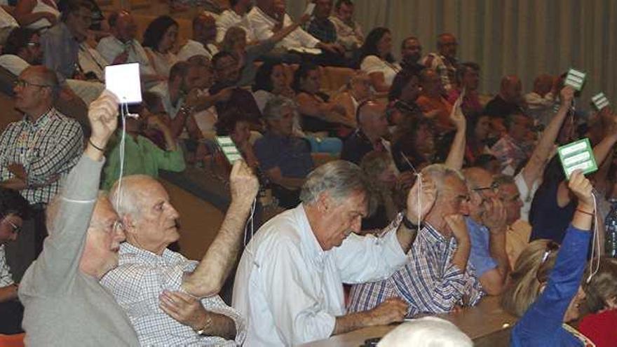 Alejandro Rojas Marcos, Miguel Ángel Arredonda y Antonio Ortega, ayer en el momento en el que se votó el fin del PA.