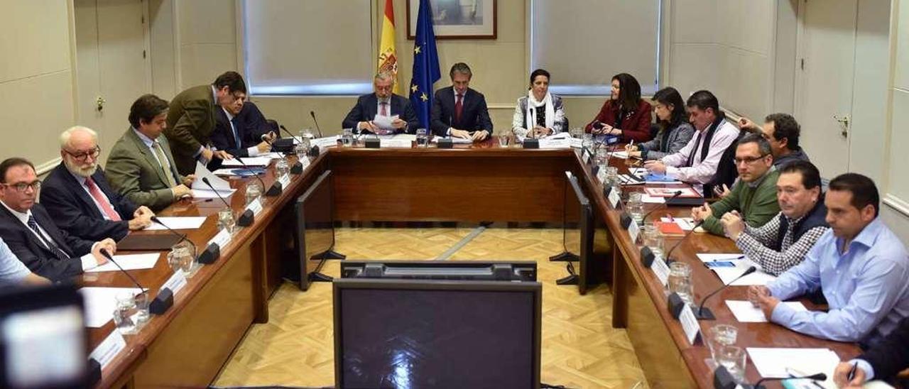 La última, y también fallida, reunión  |  Los sindicatos de los estibadores entraron ayer en la sede del ministerio &quot;con alternativas, disposición y capacidad de negociar&quot; pero al término de la reunión, el secretario de Estado de Infraestructuras, Julio Gómez-Pomar, les acusó de &quot;no tener ningún interés en negociar lo que no sea la articulación de un Registro de Trabajadores&quot;. Este registro de estibadores funcionaría en cada puerto para poner a disposición de cualquier empresa los operarios que necesiten. El colectivo se aferra a esta reivindicación porque sería la &quot;salvaguarda&quot; de sus puestos de trabajo. Fomento afirma que la Comisión Europea no autoriza este registro. En la imagen, al fondo el ministro de Fomento, Íñigo de la Serna, y Gómez-Pomar (izq.), en el encuentro celebrado ayer en Madrid con portavoces sindicales y la patronal Anesco.