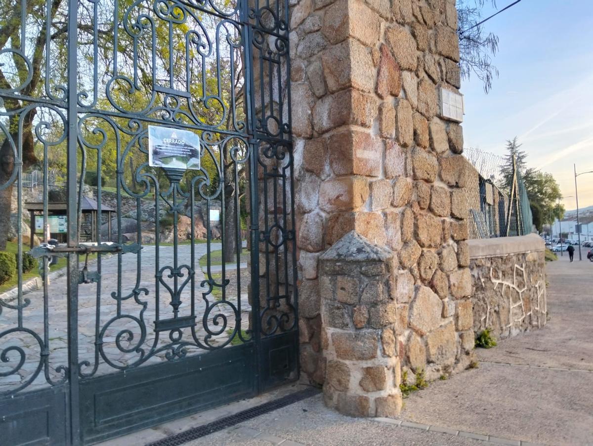 El Ayuntamiento de Plasencia cierra los parques y paseos del río por la alerta meteorológica y riesgo de tormentas.