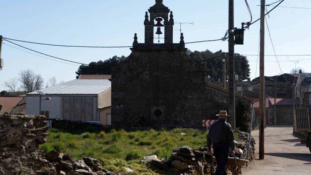 Un vecino camina por un pueblo del oeste de la provincia. | J. L. Fernández