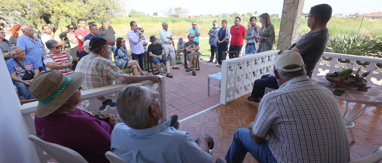 La alcaldesa de Castelló, Amparo Marco, se dirige a los vecinos.