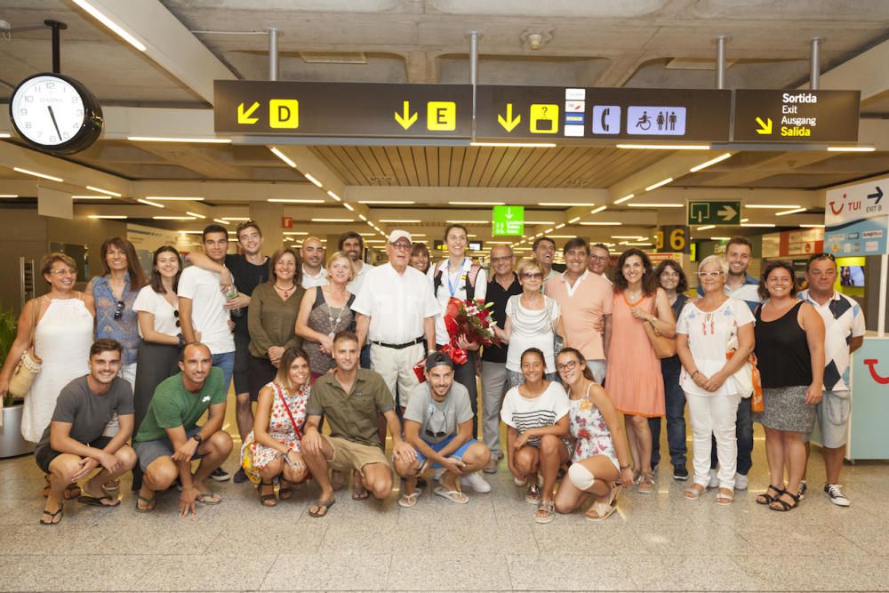 Recibimiento a Alba Torrens, campeona de Europa de baloncesto, en el aeropuerto de Palma