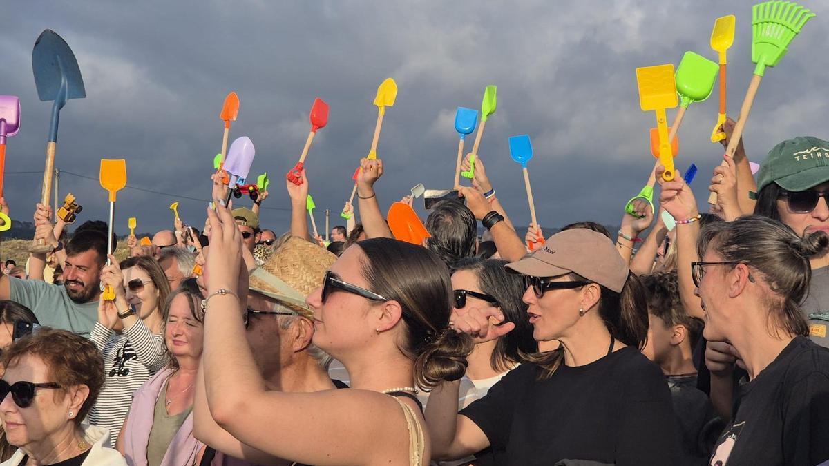 Los manifestantes portaban palas de playa como símbolo de su reivindicación.