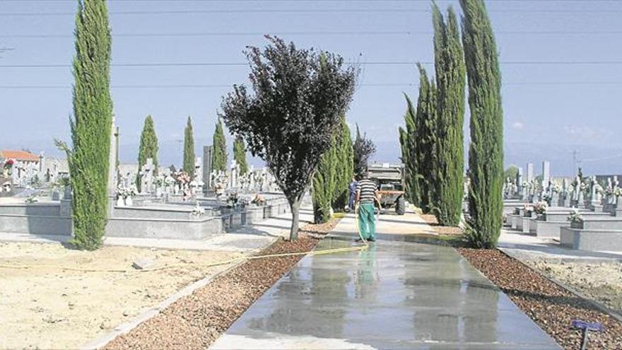 Adaptan el cementerio municipal ante la gran afluencia de público