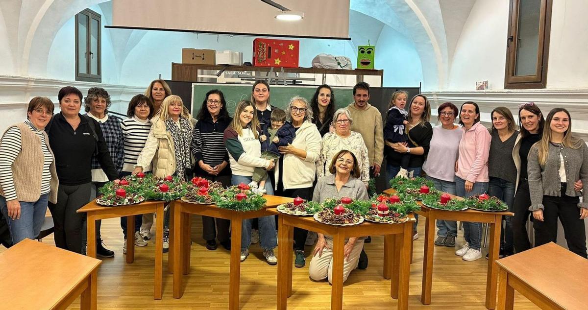 La Asociación de Amas de Casa llevó a cabo diversos talleres de decoración navideña, adornos y centros de mesa.