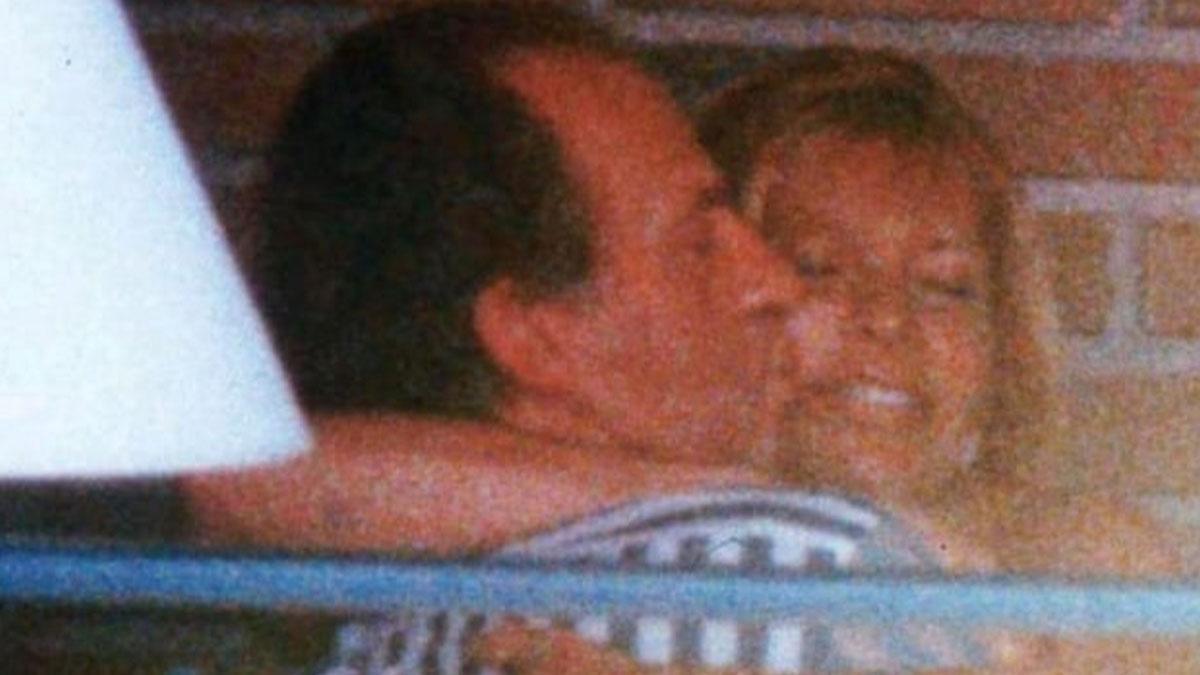 Beso entre Bárbara Rey y Juan Carlos I