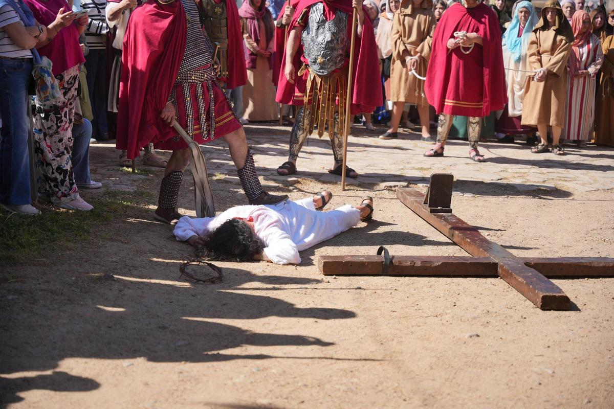 Luis Salguero, en el papel de Jesucristo, durante una escena de la Pasión en la que es castigado.