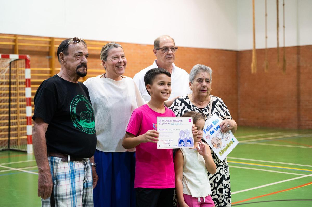 Galería | Así fue el Día de los Abuelos en los campamentos de verano de Cáceres