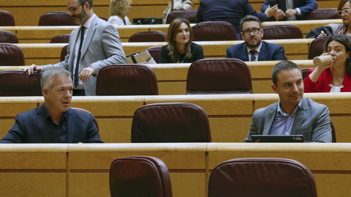 Juan Lobato, a la derecha, junto a Ander Gil en el Senado.