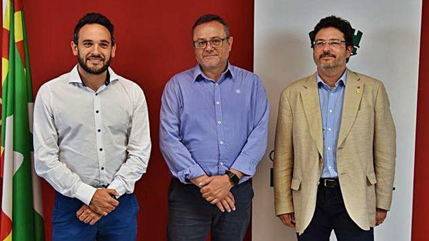 Abel Garcia i Josep Lara, del Consell Comarcal en funcions, i Isidre Gavín, secretari de Mobilitat, ahir a Berga