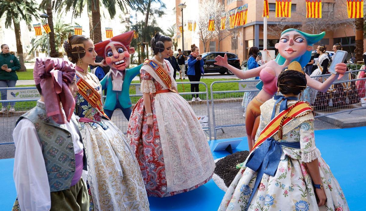 Inauguración de la falla Mestre Arambul Sanz, "la más larga de la historia", dedicada al Maratón Inauguración de la falla Mestre Arambul Sanz, "la más larga de la historia", dedicada al Maratón