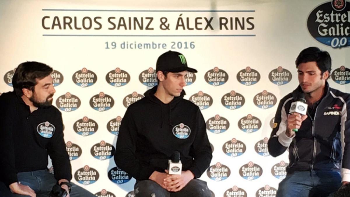 Carlos Sainz, junto a Álex Rins en el encuentro de su patrocinador personal