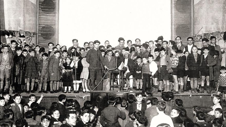 RADIO. Imaxe de arquivo dun programa infantil de Xosé Mosquera Pérez ante unha morea de nenos. Foto: arraianos.com