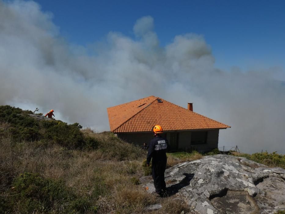 Las exhaustas labores de extinción del incendio de Cangas. // S. Álvarez