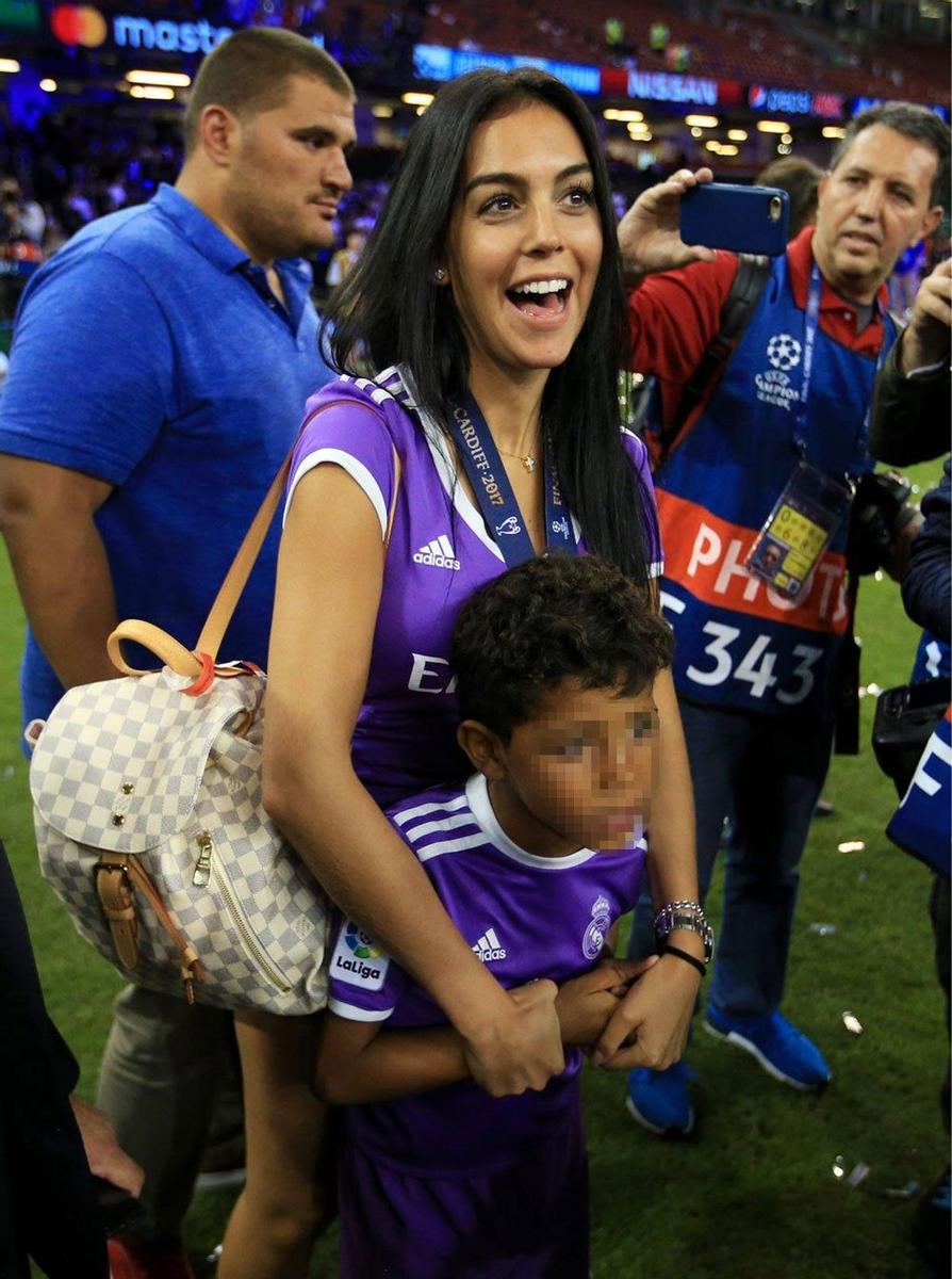 Georgina Rodríguez y Cristiano Jr.