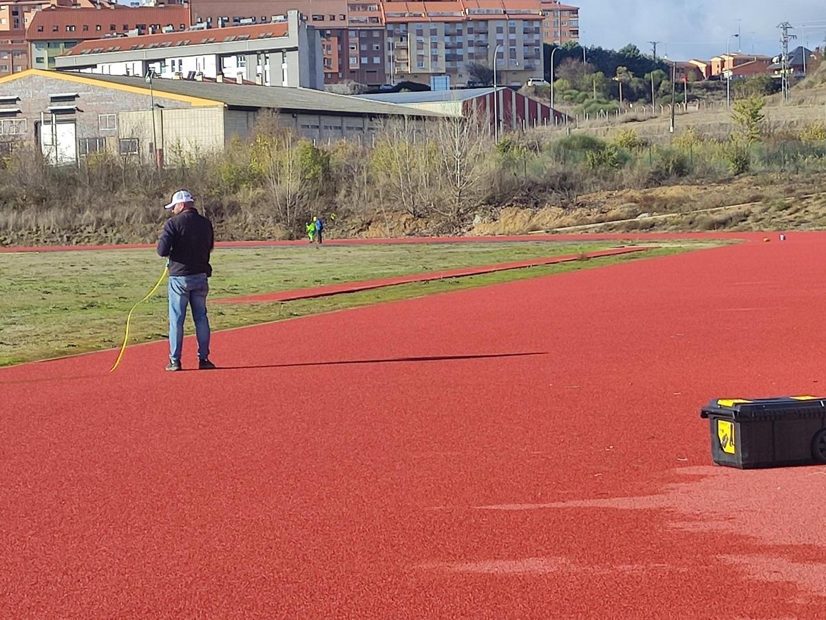 Operarios durante los trabajos en las pistas de atletismo.