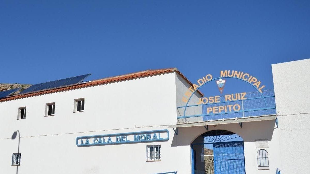 Uno de los desfibriladores se ha instalado en el campo de fútbol de la Cala del Moral.