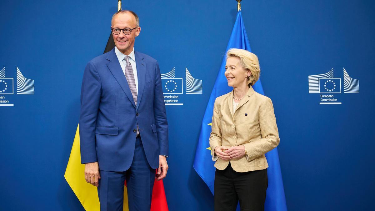 La presidenta de la Comisión Europea, Ursula von der Leyen, recibe en Bruselas al nuevo canciller de Alemania, Friedrich Merz