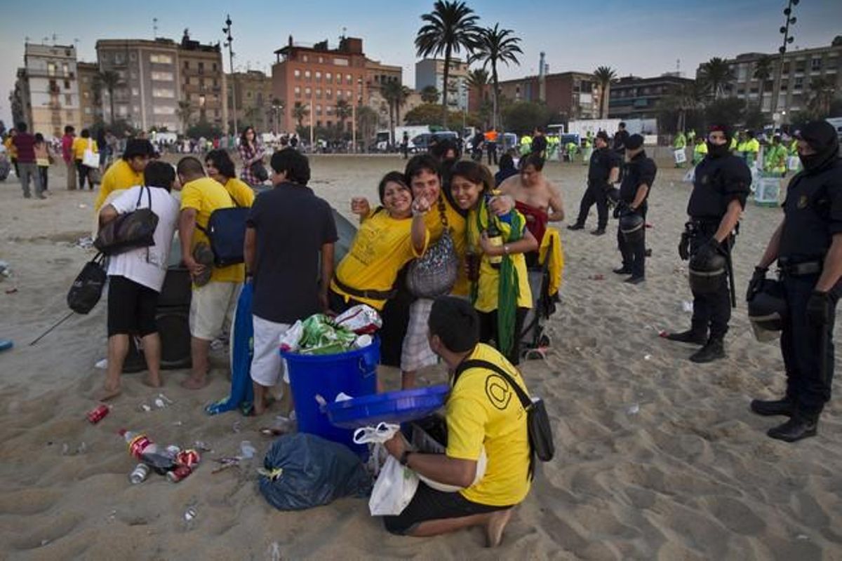 Agents dels Mossos d’Esquadra controlen el desallotjament de la platja de la Barceloneta.