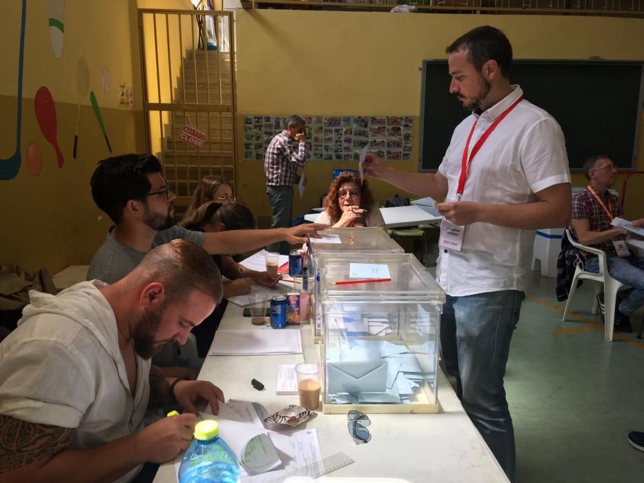 Javier Parra (EU) vota en Paterna.