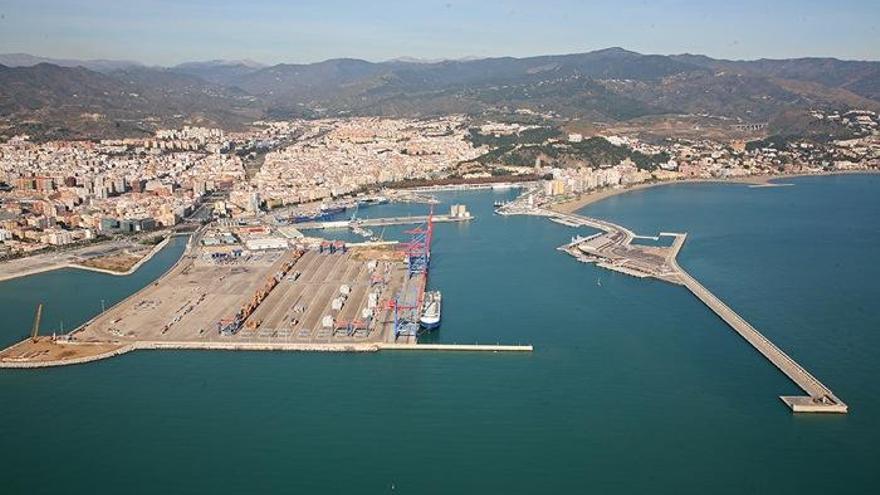 Vista de la bocana del Puerto y del dique de Levante, donde irá el hotel.