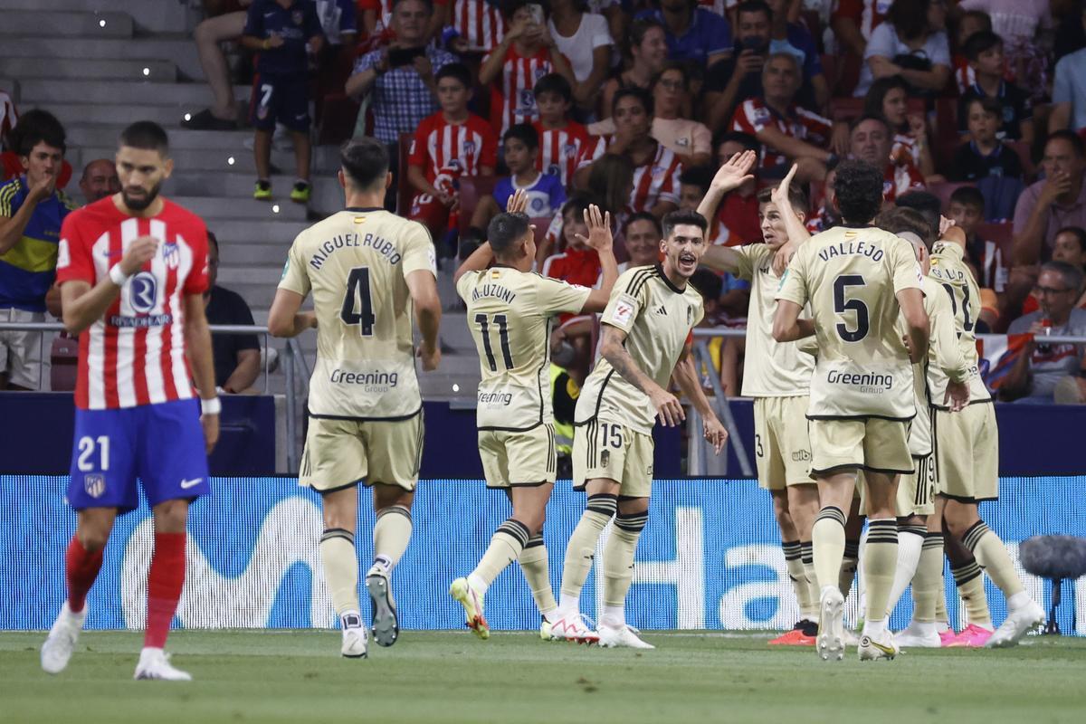 MADRID, 14/08/2023.- Los jugadores del Granada celebran tras marcar ante el Atlético de Madrid, durante el partido de LaLiga que disputan este lunes en el estadio Metropolitano. EFE/Juan Carlos Hidalgo