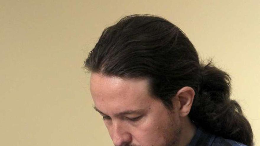 Pablo Iglesias consulta su móvil ayer en el Congreso. // Efe