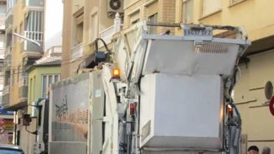 Imagen de vehículos de la recogida de basuras en Torrevieja.