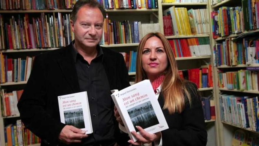 Philippe Leignel y Sara Solivella hablaron ayer de su texto en la librería Ali i Truc de Elche.