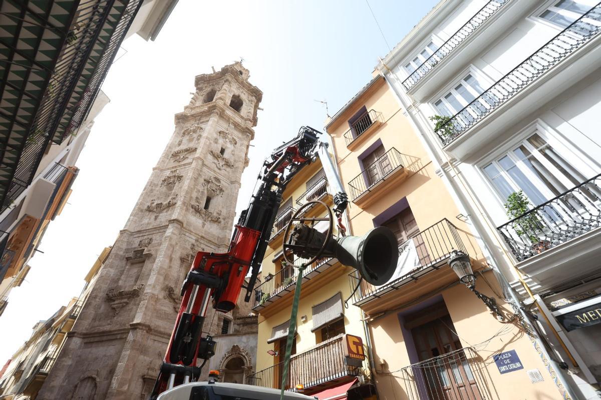 Campana descolgada de la iglesia de Santa Catalina