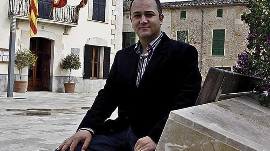 Antoni Salas Roca, presidente de la FELIB, sentado ante la Casa Consistorial de Costitx.