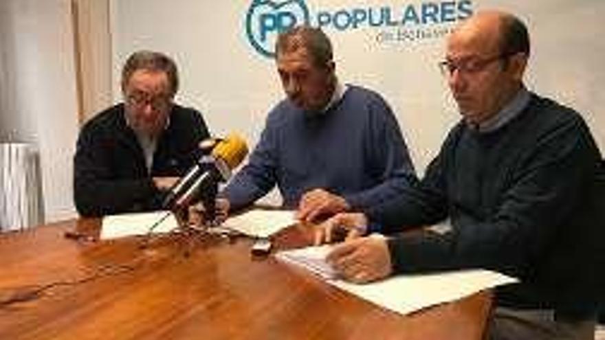 Los ediles del PP Vega, Dúo y Salvador, ayer.