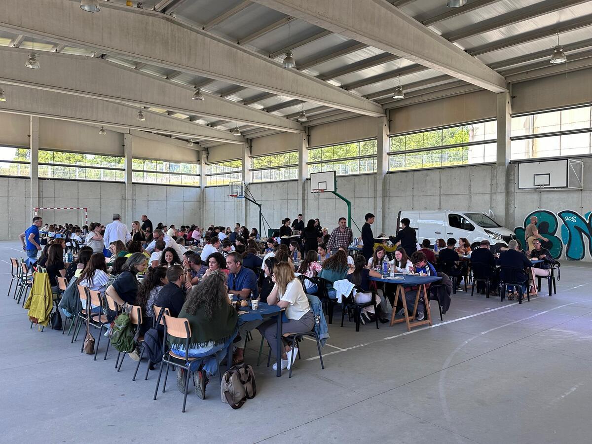 Asistentes ao xantar solidario no IES do Milladoiro
