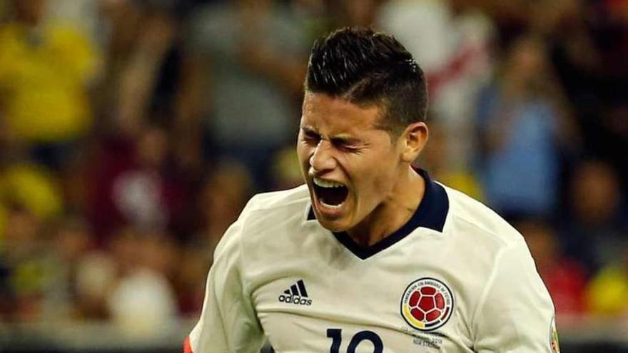 James Rodríguez se queja en el duelo ante Costa Rica. // J. C. Cárdenas