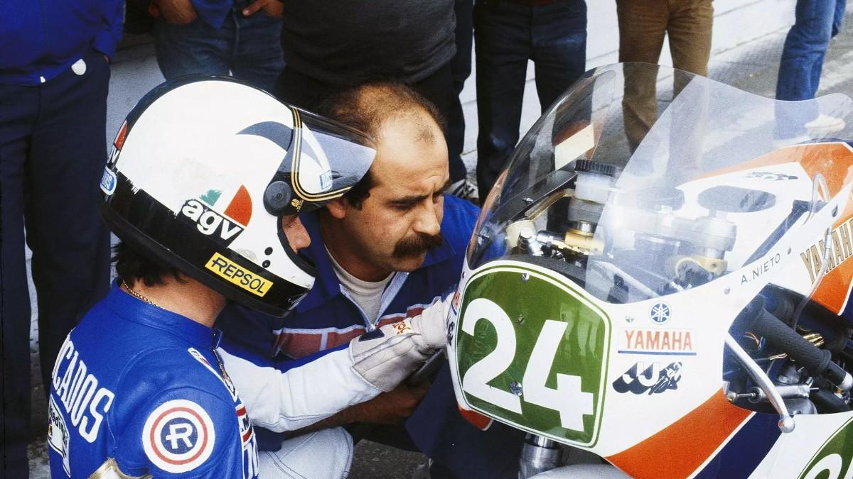Ángel Nieto ayuda a Ginés Guirado, su mecánico favorito, en la puesta a punto de su moto