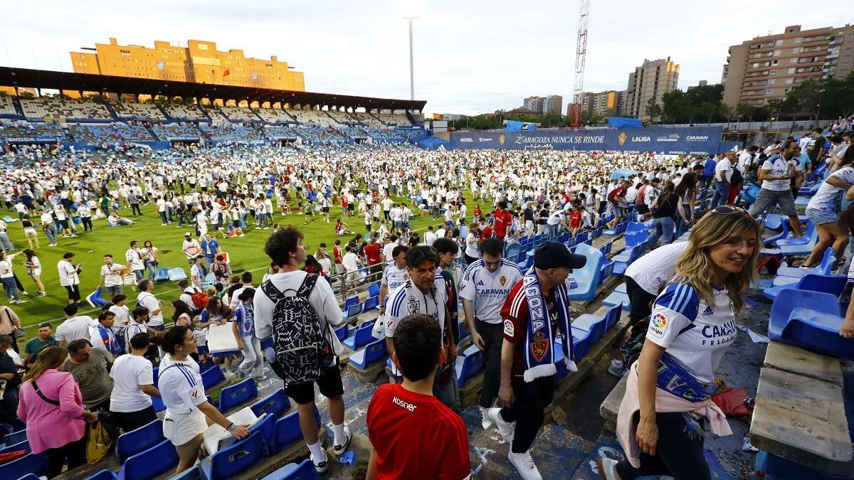 La afición se despidió de La Romareda con una invasión de campo vs Deportivo de La Coruña
